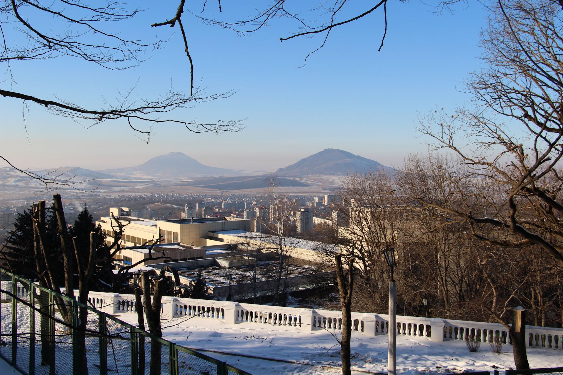 Ессентуки железноводск. Железноводск Кавказ зимой. Железноводск парк зимой. Железноводск зимой 2020. Гора железная Железноводск зимой.